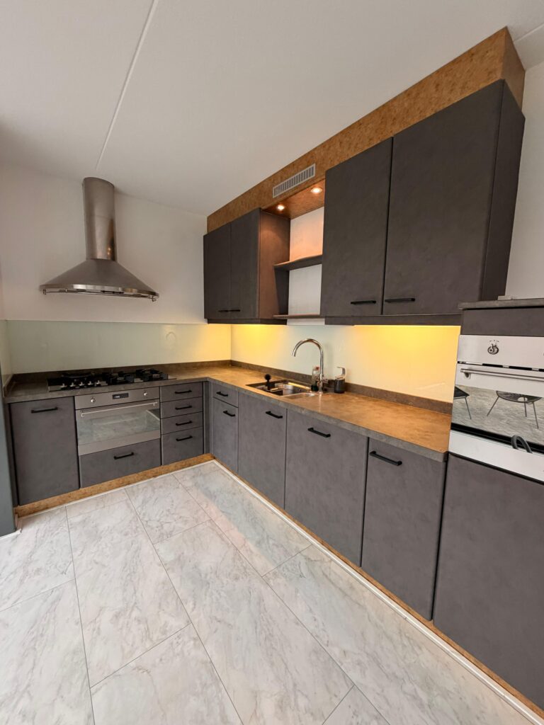 Keuken en kast in Almere wit en crème kleur oud